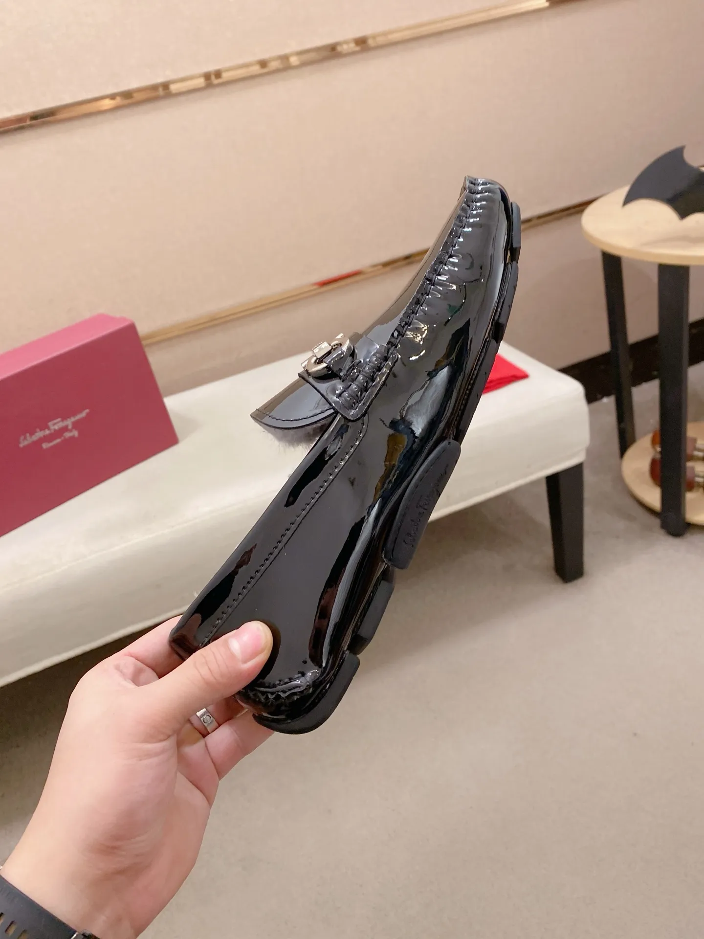 Factory price: 540💰High-end quality! Ferragamo🆕🆕Exclusive hot-selling products in stock🔥🔥New products on the shelves, high-quality Ferragamo men's pea shoes, high-end casual driving shoes, with complete packaging! 💪 💪 Material: imported first-layer cowhide 🐂 + imported high-quality wool lining + wear-resistant outsole 👍🏻👍🏻 Features: high-end and comfortable, purely handmade 🚀 🚀 Create the perfect shoes that suit you best 🔥 🔥 Size: (38-44) 45 standard size can be customized!